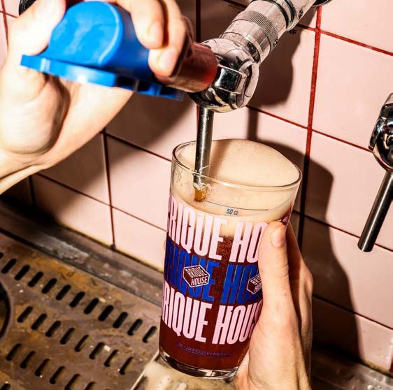 Service d'une bière Brique House à la pression