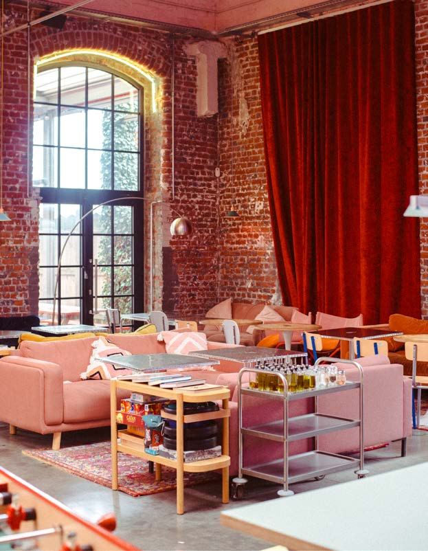 Salon d'une taproom Brique House